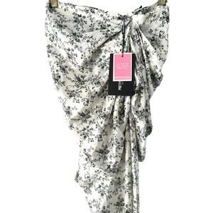 Pretty little thing Sz4 scrunchy back rare cut very flattering baby shower NWT